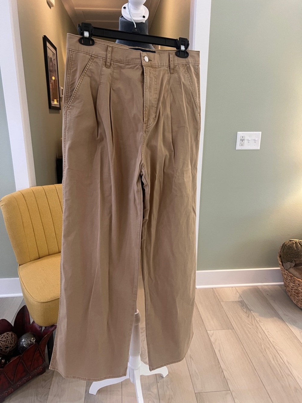 Veronica Beard Women’s Wide-Leg Pleated Chinos in Khaki